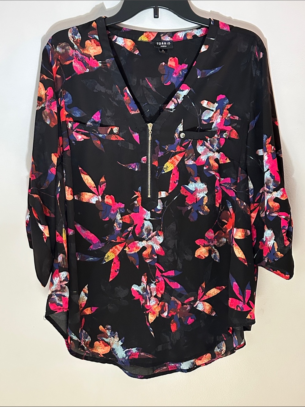 torrid size 0 Black Floral Zip V-Neck Blouse with Pink & Orange Accents